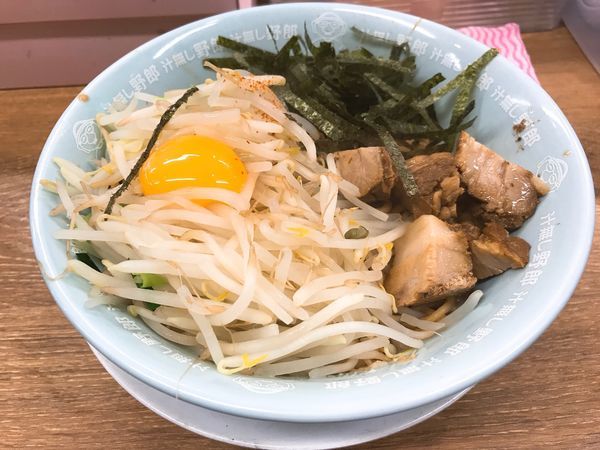 「汁なし野郎ラーメン830円(固めアブラニンニク抜き茹で野菜)」@野郎ラーメン 浅草橋西口店の写真