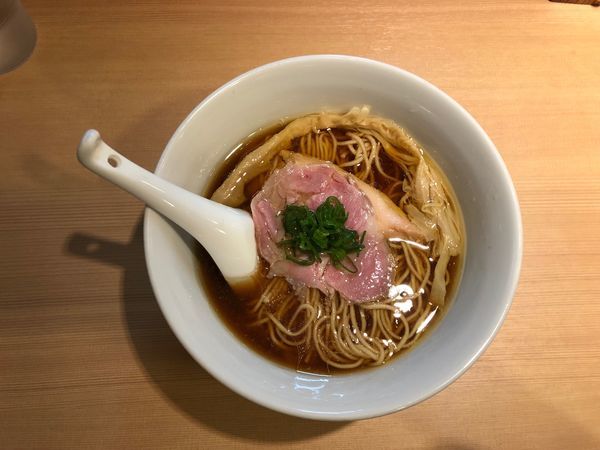 「醤油らぁ麺」@らぁ麺 はやし田 新宿本店の写真