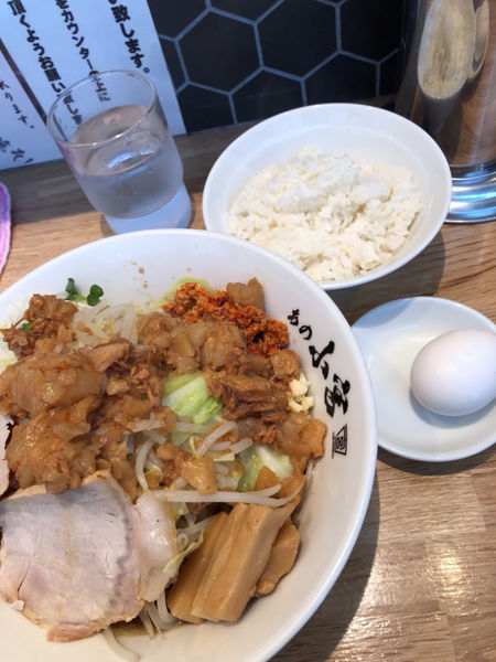 「まぜそば（生卵、追い飯付き）950円」@中華そば あの小宮の写真