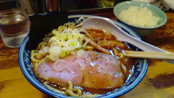 「ラーメン小薄め　半ライス」@兎に角 松戸店の写真