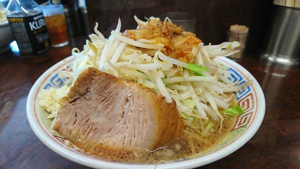「ミ二ら～めん 麺硬めﾔｻｲｵｵﾒﾆﾝﾆｸｱﾌﾞﾗｽｺｼｵｵﾒ」@ラーメン二郎 めじろ台店の写真