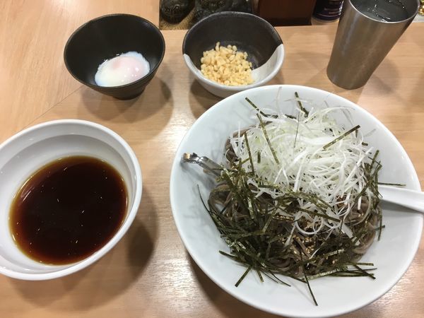 「肉盛りそば冷やしつけ麺＆特盛」@スミレ食堂の写真