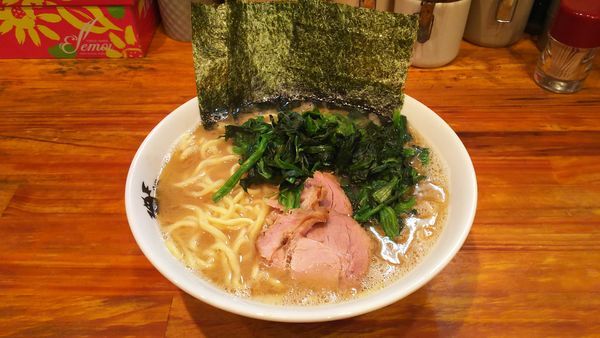 「大盛ラーメン+ほうれん草多め」@洞くつ家の写真