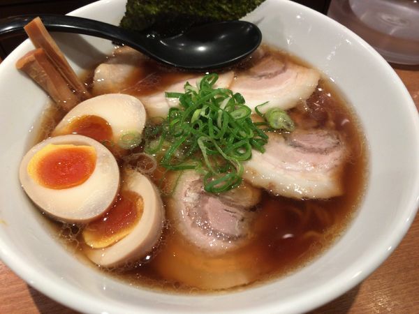 「和風魚介醬油チャーシュー麺＋味玉（700円＋100円）」@ラーメン春樹 小田原店の写真