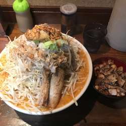 どて辛ラーメン¥850爆盛¥100(600g)チャーシュー麦飯¥