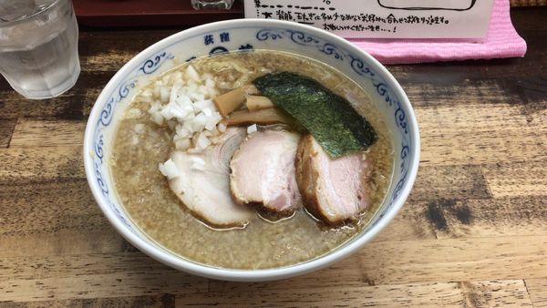 「背脂煮干しラーメン＋厚切りチャーシュー」@二葉 上荻店の写真