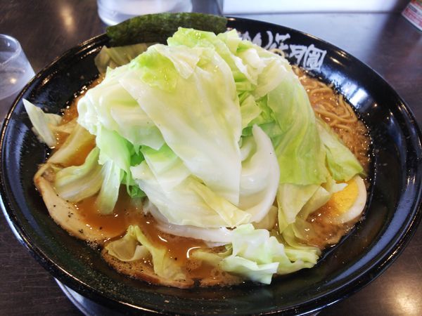 「嵐げんこつらぁめん大＋クーポン(キャベツ）」@らあめん花月 嵐 千ヶ瀬店の写真