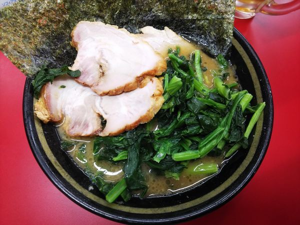「ラーメン＋青菜＋焼豚バラチャーシュー　680＋250円」@家系ラーメン 王道家の写真