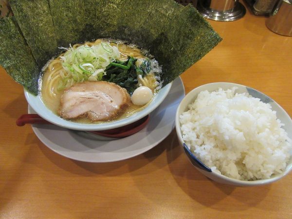 「豚骨醤油（７６０円）＋海苔＋ライス」@横浜家系ラーメン 清六家 総本山の写真