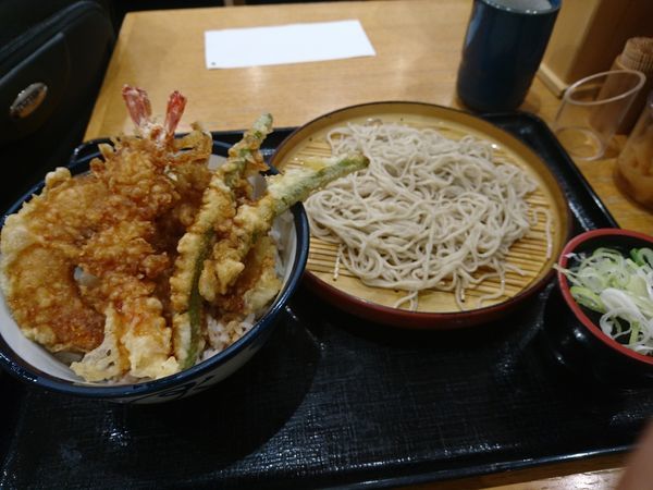 「天丼小そばセット790円」@天丼 てんや 新千歳空港店の写真