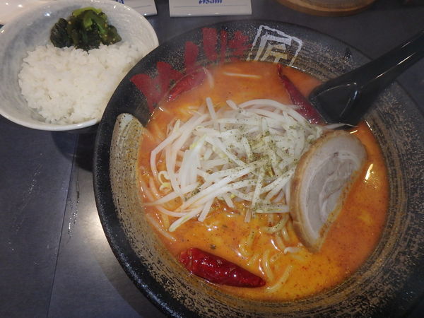 「激辛みそ(上級)(800円)、半ライス(100円)」@めんりき匠ラーメン 日野本店の写真