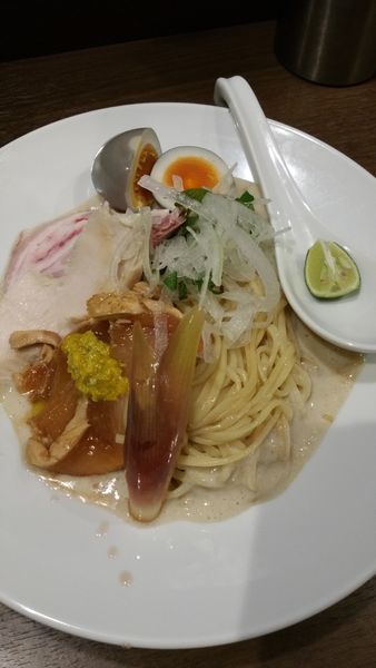 「鳥たたきと梅カツオの山かけ冷やしそば(限定)」@八咫烏の写真