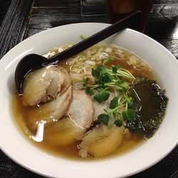 チャーシューメン(醤油)烏龍茶(ラーパス)