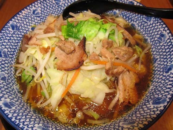 「とんさいらーめん醤油　740円」@麺処直久 新橋店の写真