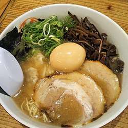 全部のせラーメン 870円
