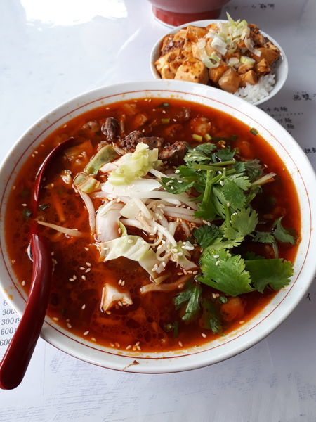 「無雙麻辣牛肉麺(中辛)1080円+ミニ麻婆丼250円」@無雙ラーメンの写真