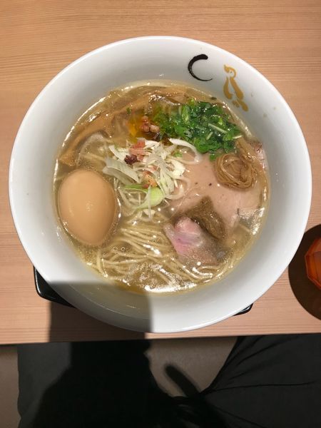 「真鯛と蛤の塩そば 900円 + 味玉 100円」@SOBAHOUSE 金色不如帰 新宿御苑本店の写真