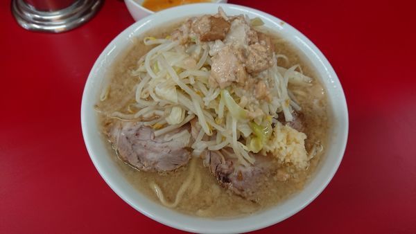 「小少な目固め　ニンニク少脂　生卵」@ラーメン二郎 神田神保町店の写真