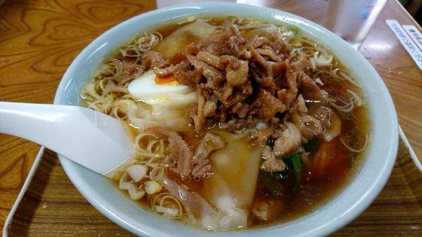 「ワンタンメン700円+とり皮100円」@さくらい食堂の写真