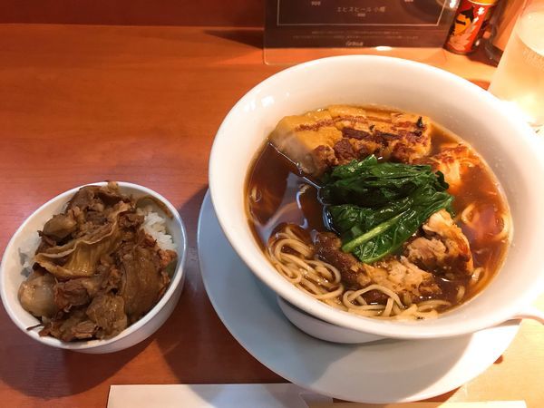 「さつま地鶏のチャーシュー麺＋プチ和牛煮込み丼」@食堂酒場 Graciaの写真