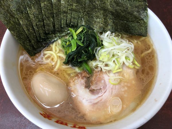 「ラーメン中盛 のり味玉トッピング」@横浜ラーメン 町田家 新宿南口店の写真