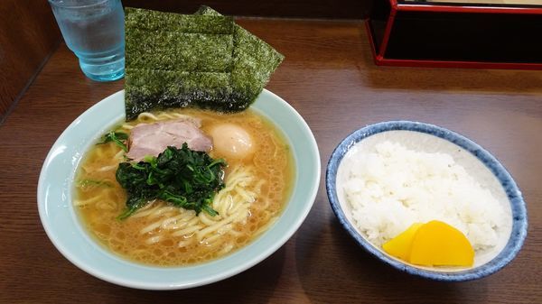 「らーめん並（700円）＋味玉（100円）＋ライス小（100円」@寿々㐂家の写真