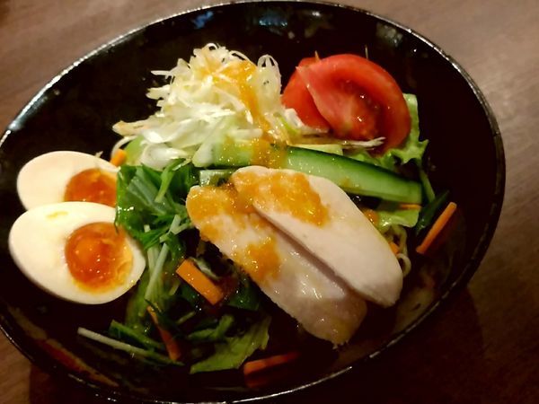 「冷やしサラダ麺(大盛・220g)880円＋味玉100円」@らーめんや なかじゅう亭 高崎オーパ店の写真