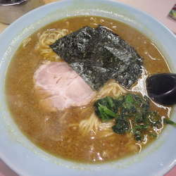 カレーラーメン (750円)、缶ビール(小)(350円)