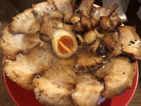 「焼豚ラーメン　肉盛りにんにくトッピング　￥１１００」@焼豚ラーメン 三條の写真