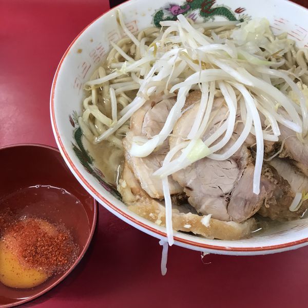 「豚入り（5枚）少なめ・固め 生たまご 830＋50円」@ラーメン二郎 湘南藤沢店の写真