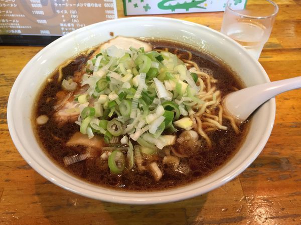 「醤油ラーメン大盛り麺硬めトッピングネギ」@ラーメンの味楽の写真