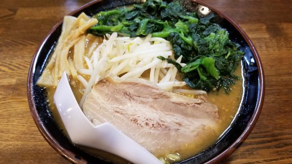 「いつもの豚骨味噌いつものお値段　ほうれん草100円トッピン」@らあめん 寸八 総本店の写真