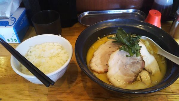 「こってり塩らーめん+ライス」@鶏らーめん  極楽鳥の写真