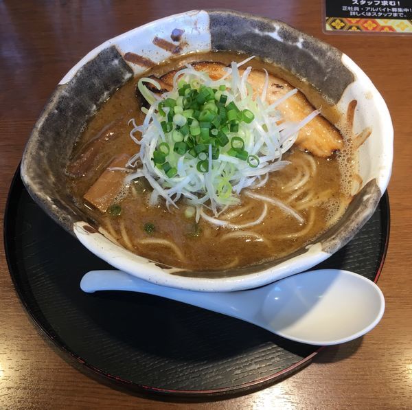 「らーめん(800¥)」@ゆいが 総本店の写真