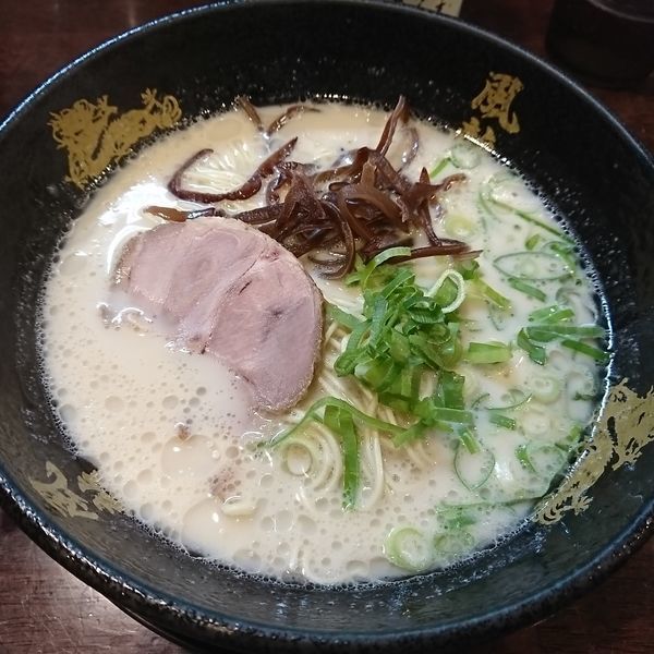「とんこつラーメン 580えん」@とんこつラーメン 博多風龍 大宮東口駅前店の写真