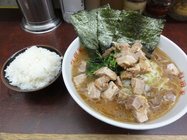「ラーメン中盛820円麺硬め　半ライス100円　無料コマチャー」@横浜ラーメン 町田家 新宿南口店の写真