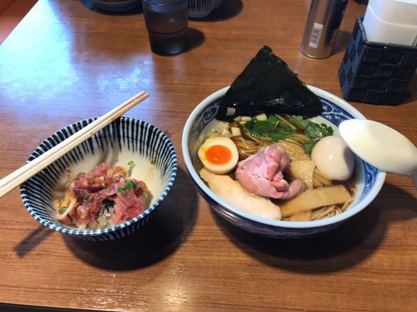 「煮干ソバ・黒醤油 大盛り➕ 海鮮丼」@寿製麺よしかわ 川越店の写真