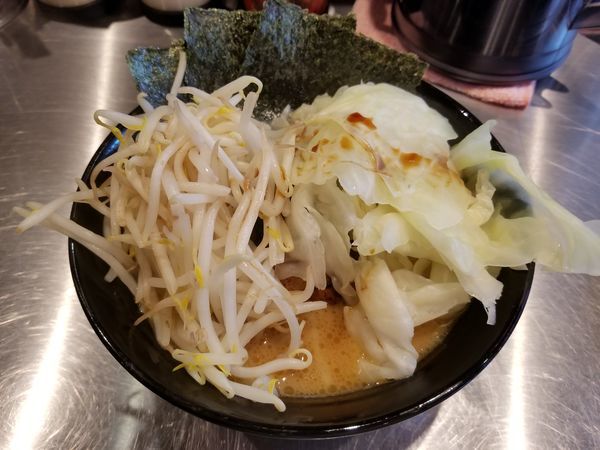 「醤油豚骨+もやし+キャベツ」@横浜濃厚とんこつらーめん 赤坂三丁目家の写真