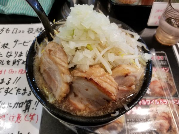 「ワイルドラーメン[豚骨しょうゆ]+野菜大盛[クーポン]」@WILDラーメンの写真