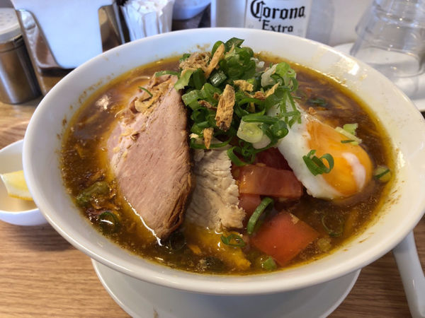 「カレーラーメン1100円＋ｺﾛﾅﾋﾞｰﾙ」@ブラウンオニオンカレーファクトリーの写真