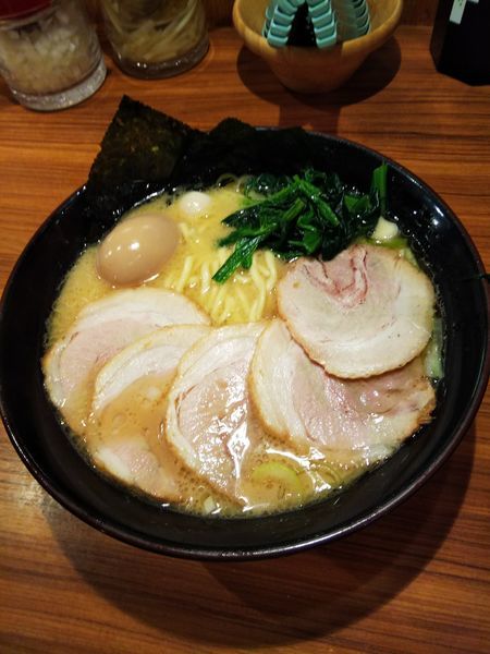「豚骨醤油チャーシュー麺大盛半熟味玉トッピング」@横浜家系ラーメン 壱角家 メトロ西葛西店の写真