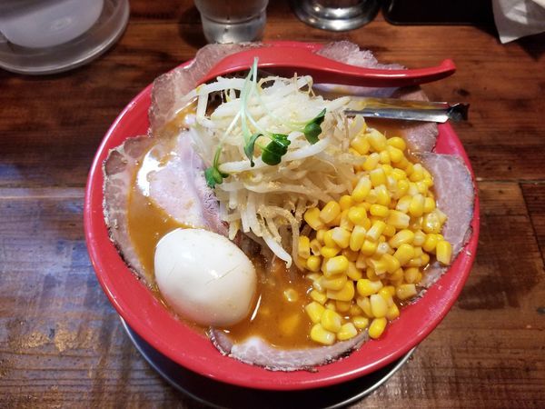 「辛みそラーメン ドッカン!全部盛り」@手打ち極太麺 ジョニーの味噌の写真