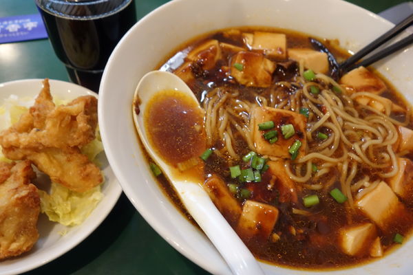 「麻婆豆腐ラーメン+唐揚げ1180円（540）」@百香亭 野田店の写真
