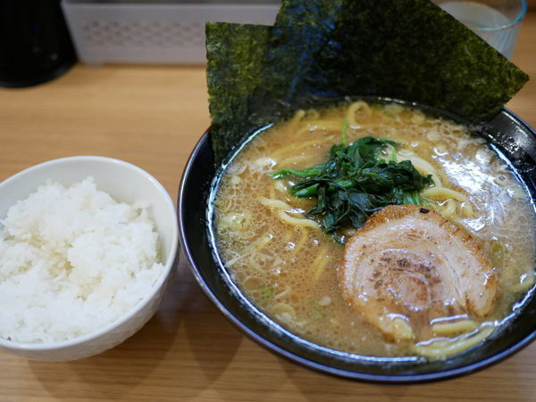 「横浜家系豚骨 醤油 麺硬め＋味濃いめ＋油多め＋ライス」@泰和ラーメンの写真