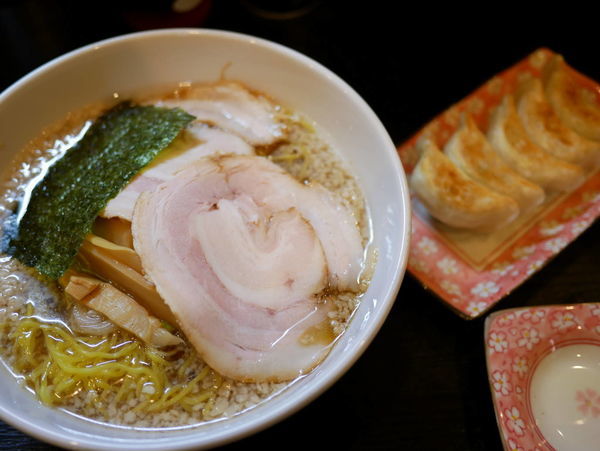 「醤油ラーメン こってり 麺硬め＋サービス餃子」@宗家一条流 八代目直系 がんこラーメン 町屋店の写真