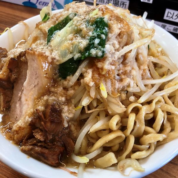 「まるそば（250g，味濃いめ，脂多め，野菜）」@麺家ひまりの写真