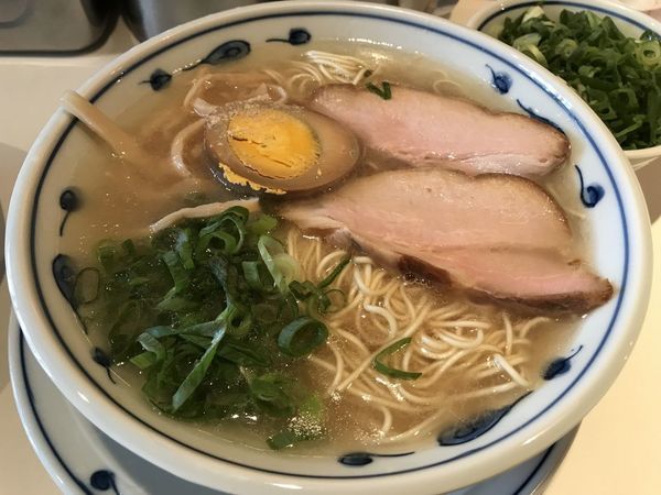 「らあめん半やきセット+ねぎ+替玉」@らあめん英 本店の写真