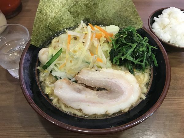 「豚骨醤油ラーメン・大盛+野菜」@横浜家系ラーメン 一刀家 赤坂本店の写真