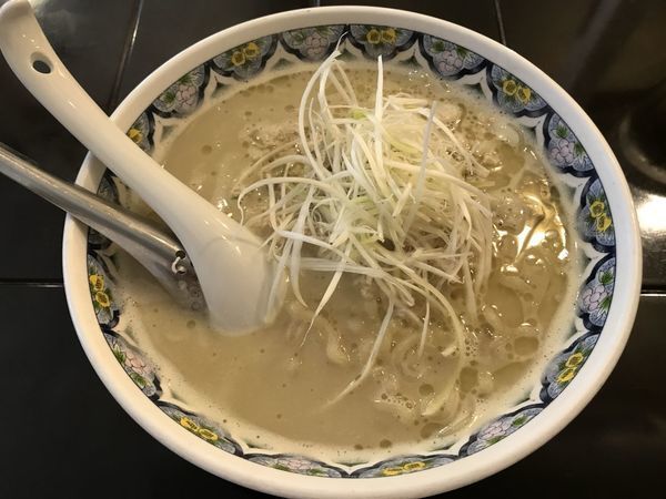 「揚州濃厚塩ラーメン[中太麺/揚州麺]+スープ2倍濃厚増し」@中国ラーメン 揚州商人 赤坂店の写真