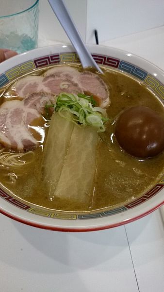 「煮干鰮豚骨らーめん煮玉子入り（８５０円）」@煮干鰮豚骨らーめん 嘉饌の写真